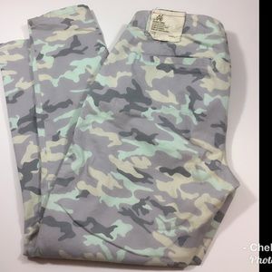 Gap camo Capri pants